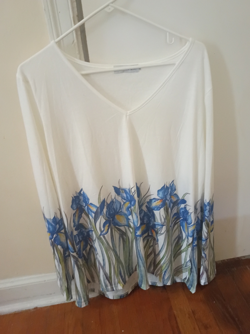MISSLOOK White V-Neck Long Sleeve Top with Blue Floral Border